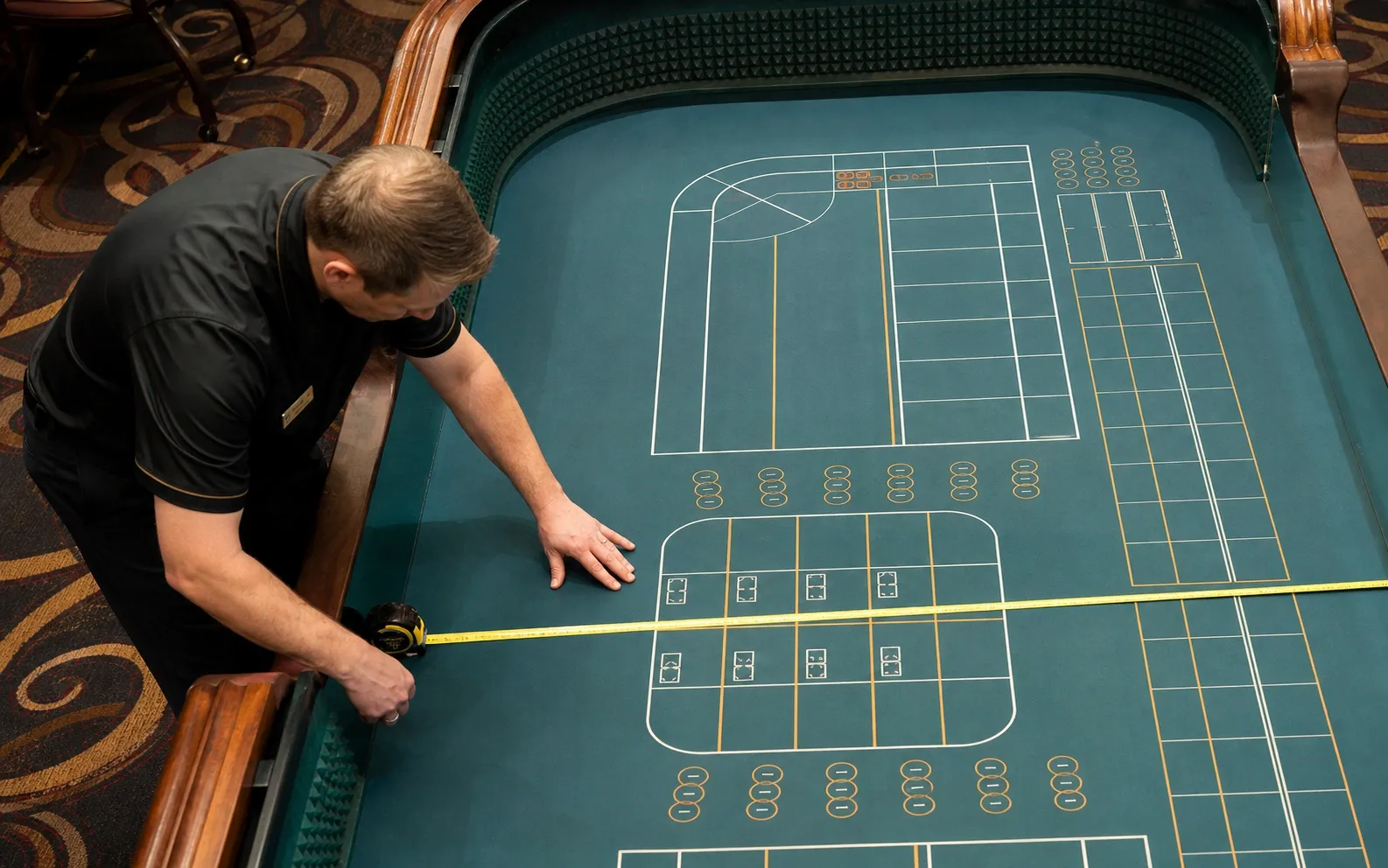 Meja craps dengan dadu dan kerumunan pemain sebagai gambaran kenapa mejanya selalu ramai